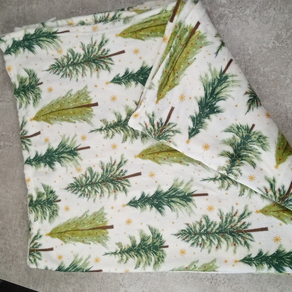 🎁 Holiday Trees Plush Throw Blanket - Picture 1 of 4